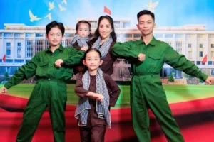 Hình ảnh Phan Hiển trong quân phục màu xanh